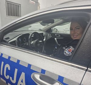 Policjantka za kierownicą samochodu.