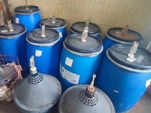 zabezpieczone beczki z alkoholem.