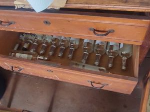 zabezpieczone szklane butelki z alkoholem.