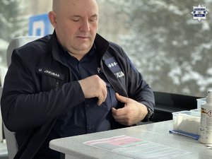 Policja w punkcie oddawania krwi.