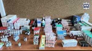 Zabezpieczone przez policjantów farmaceutyki.