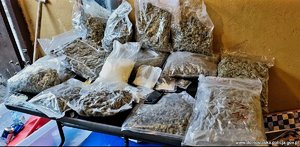 narkotyki w woreczkach plastikowych, rozłożone na blacie.