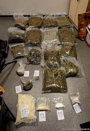 narkotyki w woreczkach plastikowych, rozłożone na blacie.