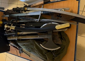 Zabezpieczone przez policjantów niebezpieczne narzędzia.