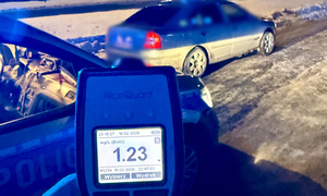 alkomat wskazuje 1.23 alkoholu.