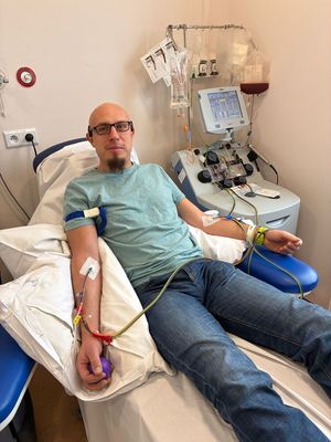 policjant siedzi na fotelu pacjenta.