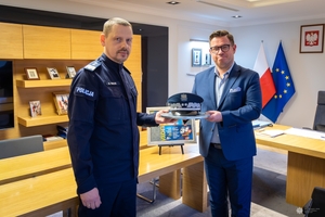 Gen. insp. Marek Boroń ze zwycięzcą licytacji.