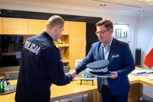 Gen. insp. Marek Boroń ze zwycięzcą licytacji.