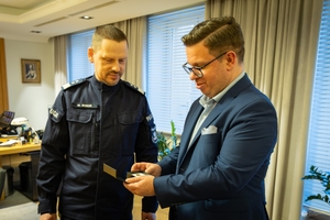 Gen. insp. Marek Boroń ze zwycięzcą licytacji.