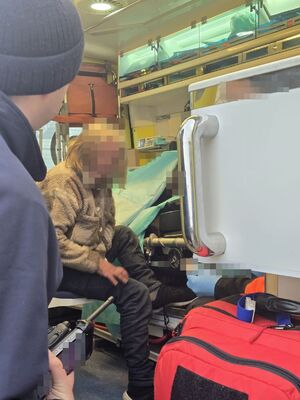 Kobieta siedząca w ambulansie.