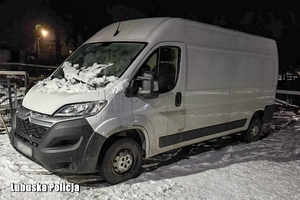 Mężczyzna prowadzony przez policjantów.