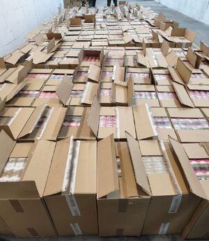 Kartony z papierosami leżące na podłodze.