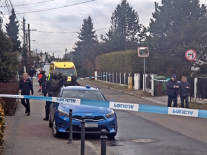 Policjanci służby ratunkowe stoją przy ulicy.