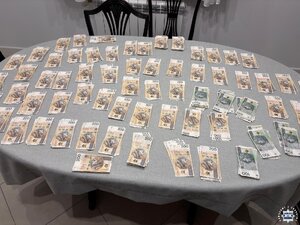 banknoty 200 - złotowe rozłożone na stole.