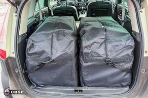 Dwie czarne torby w bagażniku.