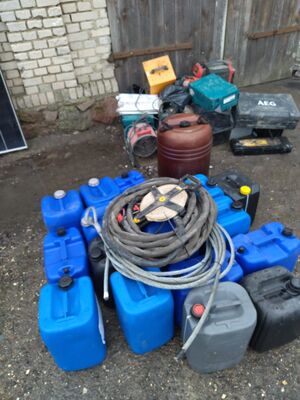 Beczki z olejem napędowym rozstawione na podwórku.