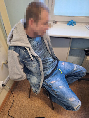 Policjanci prowadzą zatrzymanych.