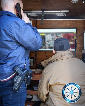 Policjanci na miejscu poszukiwań.