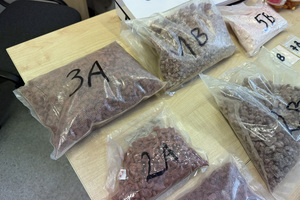 narkotyki leżą na stole.