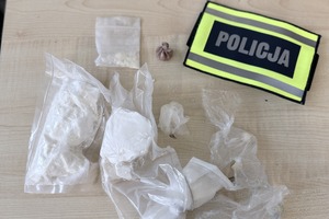 narkotyki leżą na stole.