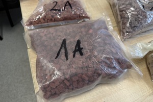 narkotyki leżą na stole.