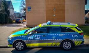 radiowóz polcyjny zaparkowany na ulicy.