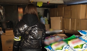 Policjantka w pomieszczeniu z podróbkami.