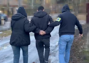 policja prowadzi zatrzymanych. Wchodzą do komisariatu policji.