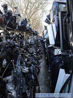 porozkładane części samochodowe na terenie.
