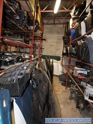 porozkładane części samochodowe na terenie.