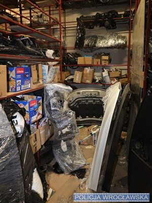 porozkładane części samochodowe na terenie.