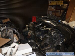 porozkładane części samochodowe na terenie.