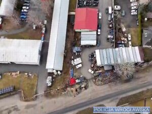 porozkładane części samochodowe na terenie.