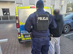 policja prowadzi zatrzymanego.