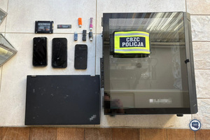 Zabezpieczone przedmioty: pendrivy, smartfony i jednostka centralna komputera.