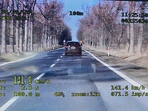 Stopklatka z nagrania wideorejestratora przedstawia pojazd jadący drogą przekraczający prędkość.