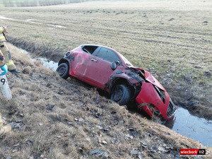 Samochód osobowy w rowie.