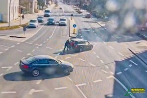 samochód pchany prze kobietę i policjantkę.