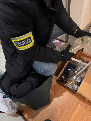 policjant zabezpiecza narkotyki.