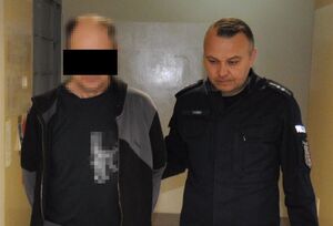 Funkcjonariusz z zatrzymanym.