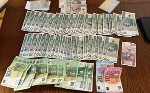 Banknoty leżą na blacie.