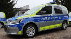 Zdjęcie przedstawia lewy bok samochodu typu kombivan