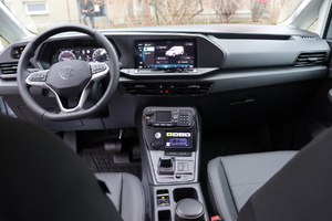 Zdjęcie przedstawia wnętrze samochodu typu kombivan