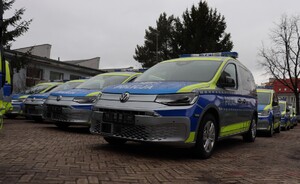 Zdjęcie przedstawia samochody typu kombivan