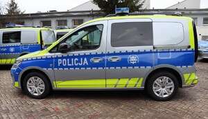 Zdjęcie przedstawia lewy bok samochodu typu kombivan