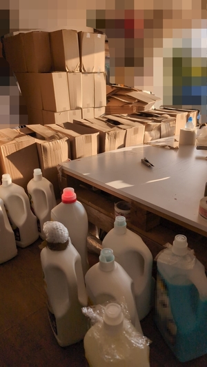 Kartony i zabezpieczona chemia.