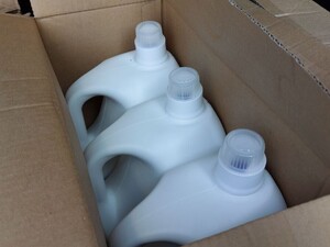 Zabezpieczona chemia w kartonach.