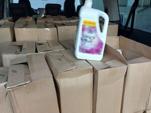 Kartony i zabezpieczona chemia.