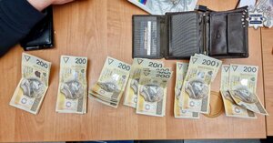 Zabezpieczone mienie pochodzące z przestępstwa. Banknoty pieniędzy, monety.