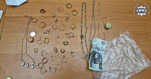 Zabezpieczone mienie pochodzące z przestępstwa. Biżuteria, monety i banknot.